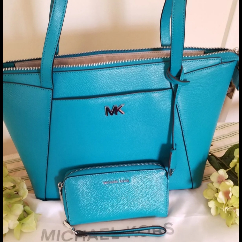 Michael Kors Pruse Set (SOLD) - Picture 2 of 12